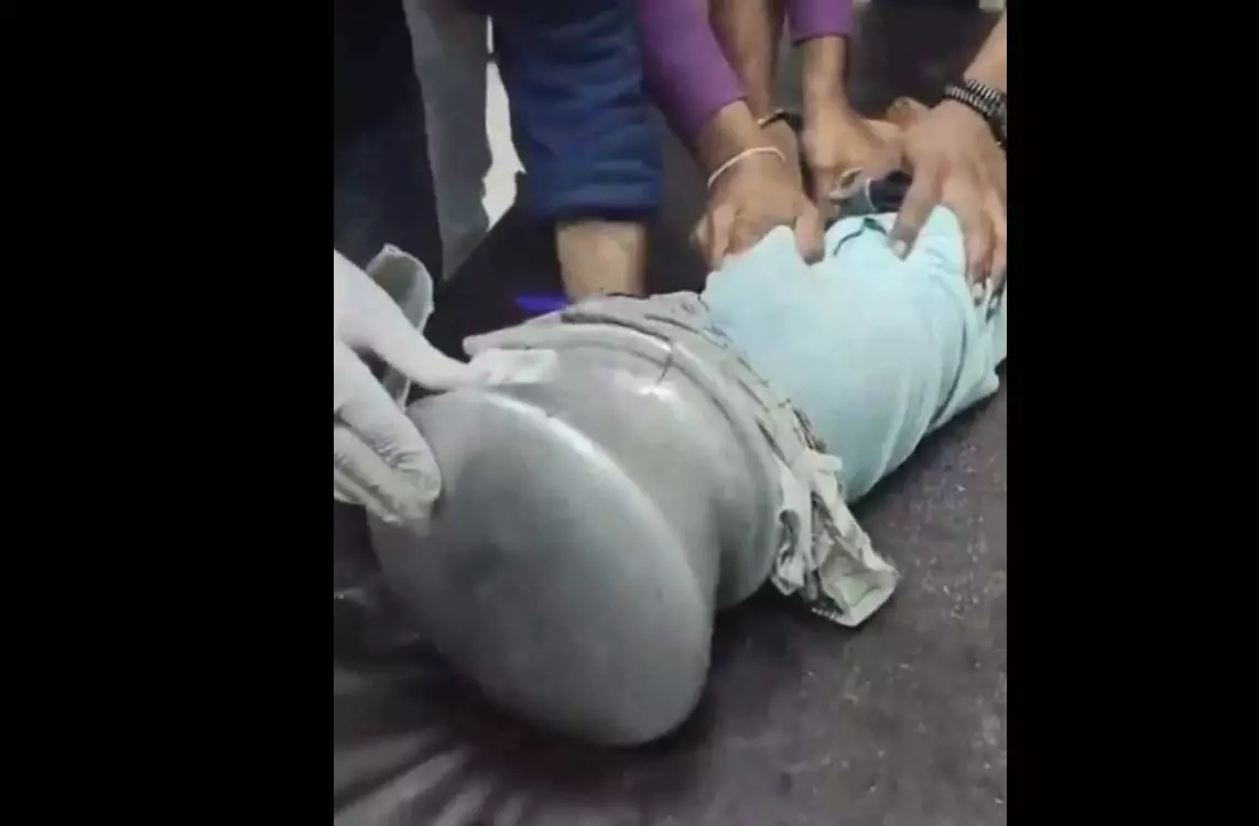 बच्चे ने बर्तन मुकुट समझकर अपने सिर पर रखा, फिर...मचा हड़कंप बच्चे ने बर्तन मुकुट समझकर अपने सिर पर रखा, फिर...मचा हड़कंप