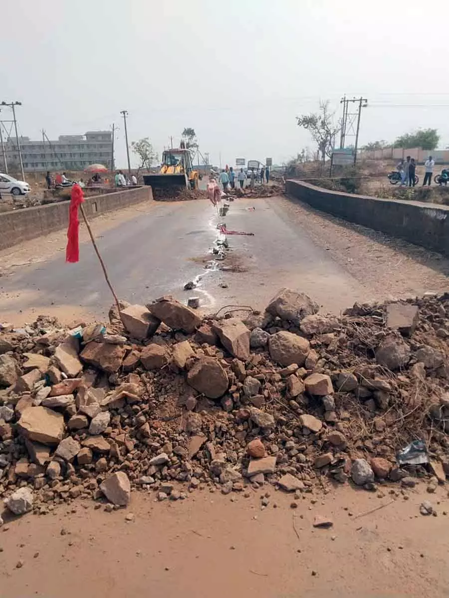 Gokak : पुल में दरार, यातायात बाधित Gokak : पुल में दरार, यातायात बाधित