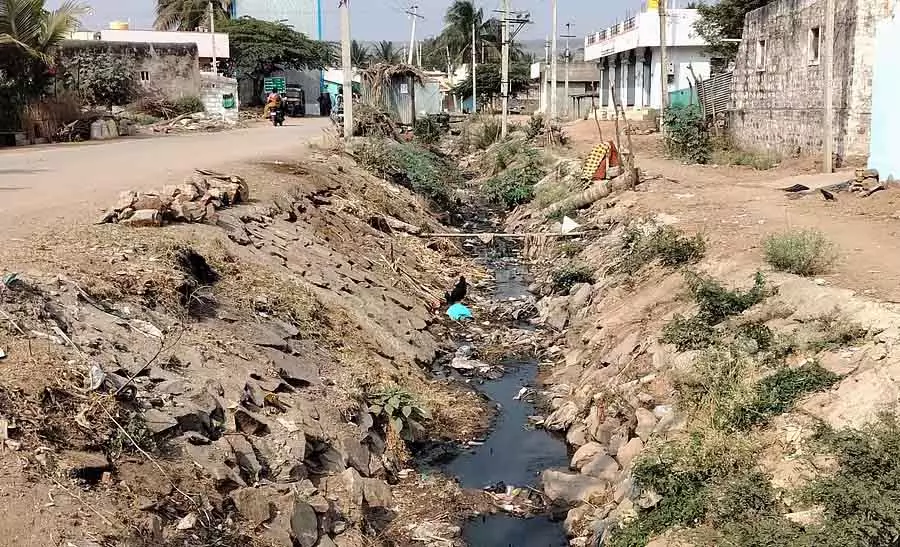 Sewers में गाद भरी हुई है: डिंडूर के ग्रामीण मच्छरों से परेशान हैं Sewers में गाद भरी हुई है: डिंडूर के ग्रामीण मच्छरों से परेशान हैं