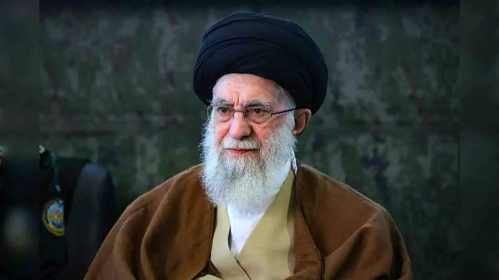 Iran के खामेनेई ने खाड़ी में अमेरिकी युद्धपोतों को डुबोने की धमकी दी Iran के खामेनेई ने खाड़ी में अमेरिकी युद्धपोतों को डुबोने की धमकी दी