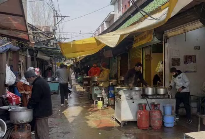 Srinagar की पाक-कला वाली गली मुश्किल समय में भी टिकी हुई, खाने के शौकीनों को अपनी ओर खींचती Srinagar की पाक-कला वाली गली मुश्किल समय में भी टिकी हुई, खाने के शौकीनों को अपनी ओर खींचती