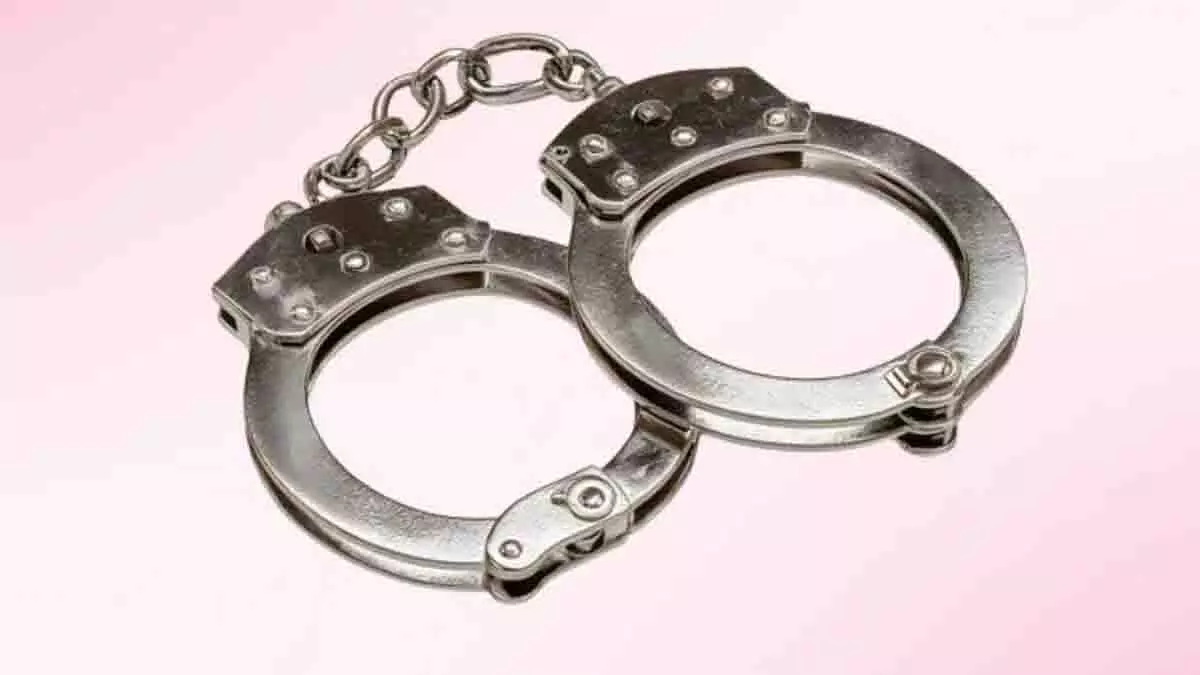 Andaman: हनी ट्रैप में फंसाकर एक व्यक्ति से जबरन पैसे ऐंठने के आरोप में 4 लोग गिरफ्तार Andaman: हनी ट्रैप में फंसाकर एक व्यक्ति से जबरन पैसे ऐंठने के आरोप में 4 लोग गिरफ्तार