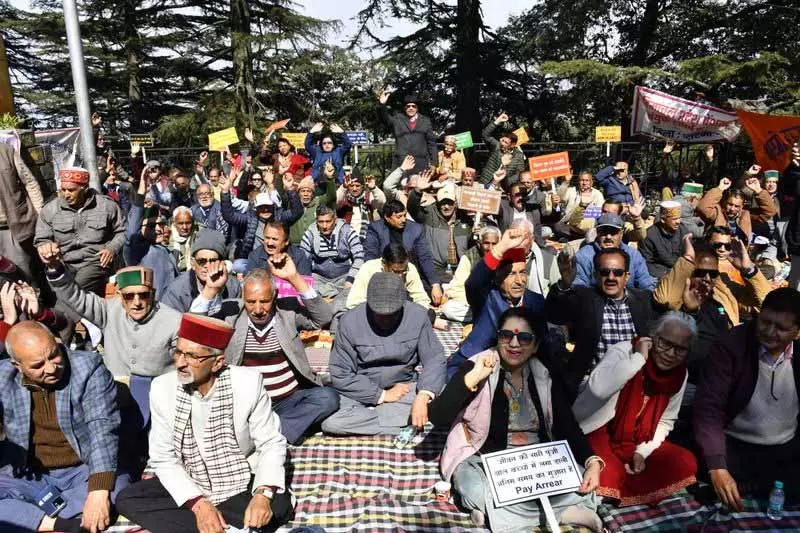 पेंशनर्स ने Shimla में विधानसभा के बाहर विरोध प्रदर्शन किया पेंशनर्स ने Shimla में विधानसभा के बाहर विरोध प्रदर्शन किया
