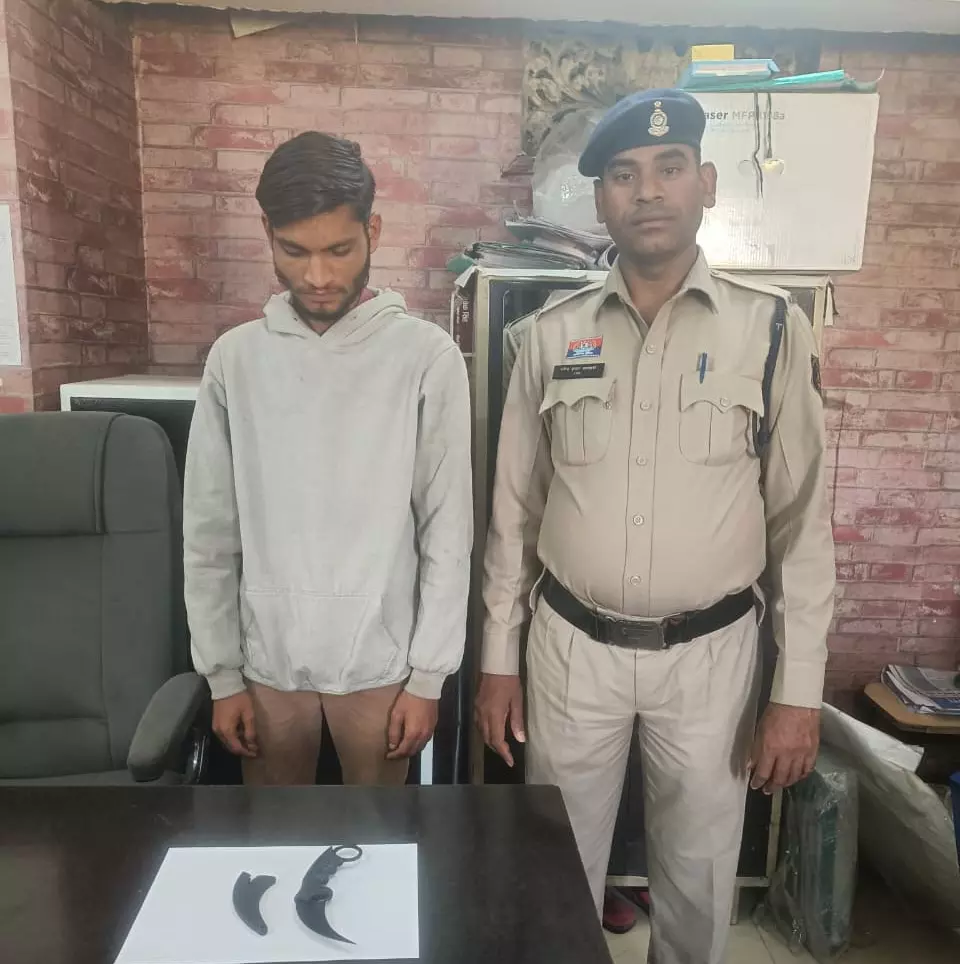 खम्हारडीह में चाकू के साथ बदमाश गिरफ्तार खम्हारडीह में चाकू के साथ बदमाश गिरफ्तार
