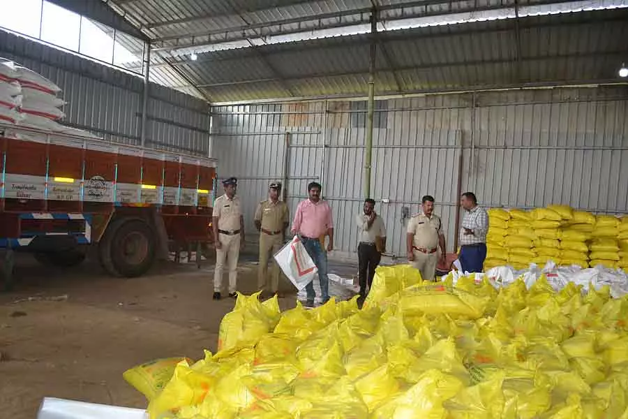 Hunsur के बाहरी इलाके गुजरी में अवैध भंडारण: यूरिया खाद के 1,300 बैग जब्त Hunsur के बाहरी इलाके गुजरी में अवैध भंडारण: यूरिया खाद के 1,300 बैग जब्त