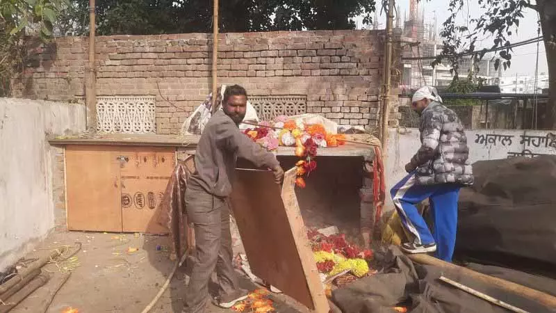 नगर निगम ने Sakatri Bagh से अतिक्रमण हटाया, पुलिस का सहयोग मिला नगर निगम ने Sakatri Bagh से अतिक्रमण हटाया, पुलिस का सहयोग मिला