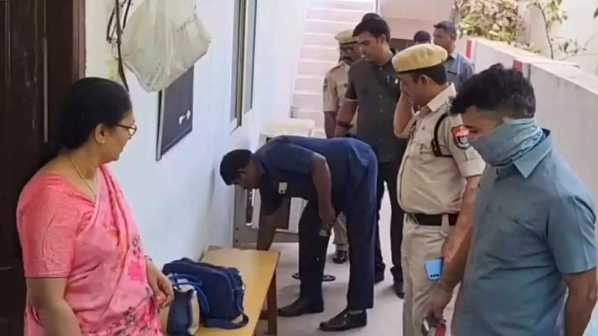 Karimnagar कोर्ट में बम धमकी के बाद सुरक्षा अलर्ट, बाद में झूठी साबित Karimnagar कोर्ट में बम धमकी के बाद सुरक्षा अलर्ट, बाद में झूठी साबित