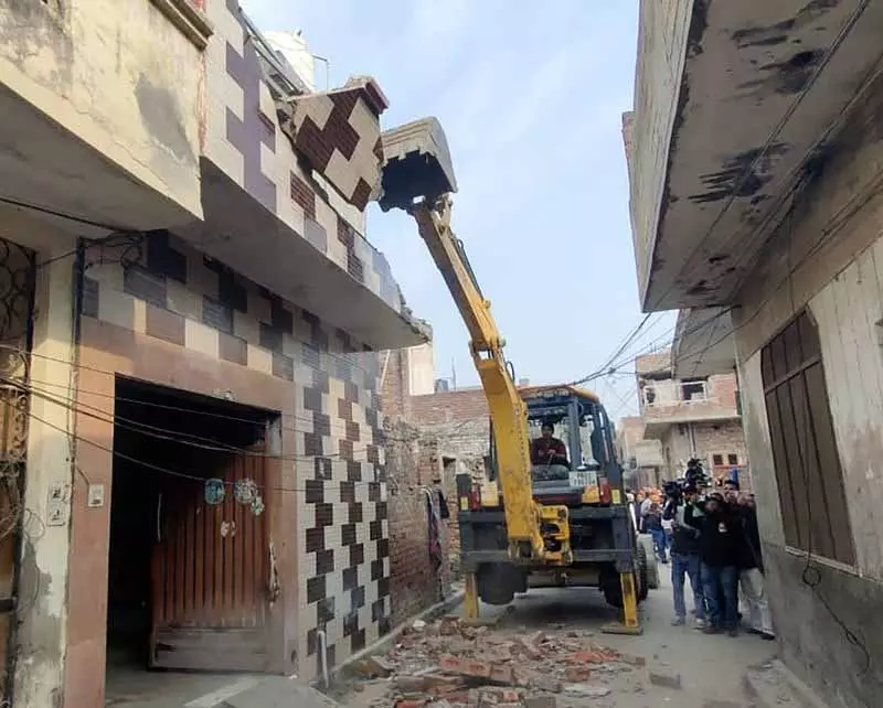 Sultanwind Road पर ड्रग तस्करों की अवैध प्रॉपर्टी गिराई गई Sultanwind Road पर ड्रग तस्करों की अवैध प्रॉपर्टी गिराई गई