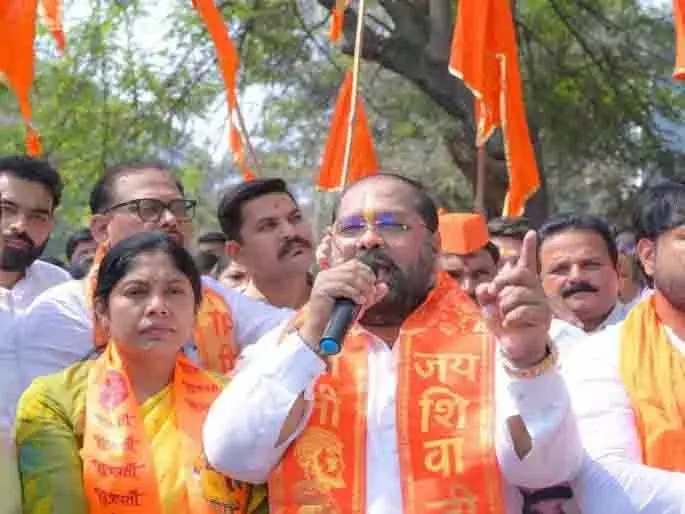 राजनीतिक नेताओं ने कहा कि पुणे के mayor का विरोध प्रदर्शन में शामिल होना अनुचित राजनीतिक नेताओं ने कहा कि पुणे के mayor का विरोध प्रदर्शन में शामिल होना अनुचित