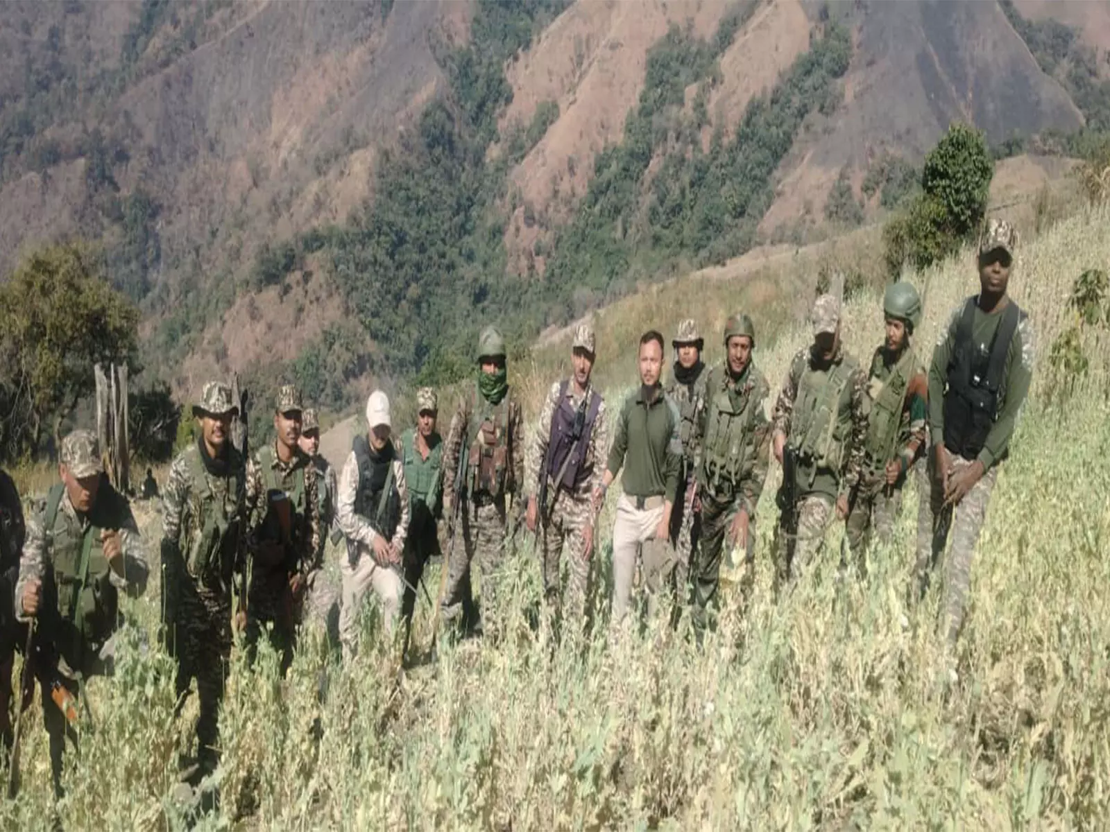 असम राइफल्स, CRPF और मणिपुर पुलिस ने कांगपोकपी में अवैध अफीम फसल नष्ट की असम राइफल्स, CRPF और मणिपुर पुलिस ने कांगपोकपी में अवैध अफीम फसल नष्ट की