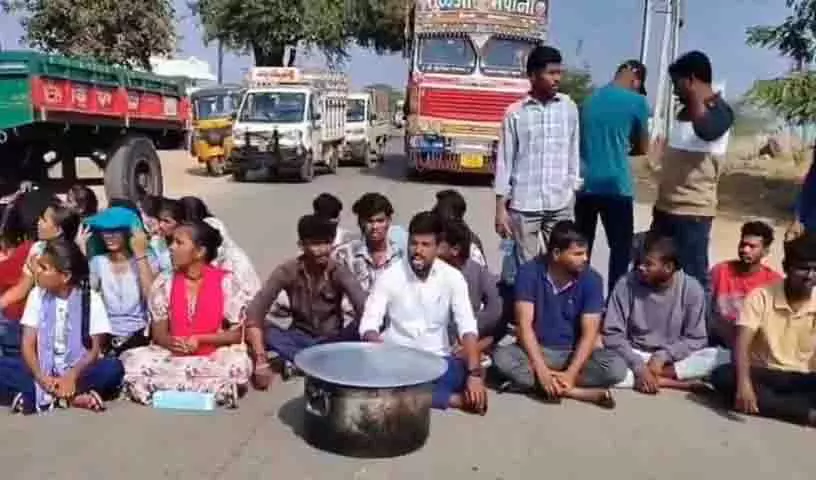 Palamuru University के स्टूडेंट्स ने घटिया खाना परोसने के खिलाफ हड़ताल की Palamuru University के स्टूडेंट्स ने घटिया खाना परोसने के खिलाफ हड़ताल की