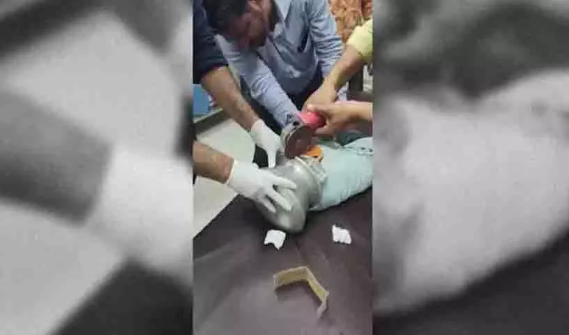 Jalgaon में डॉक्टर और प्लंबर ने 12 मिनट के कट-आउट ऑपरेशन के बाद लड़के को मुक्त कराया Jalgaon में डॉक्टर और प्लंबर ने 12 मिनट के कट-आउट ऑपरेशन के बाद लड़के को मुक्त कराया