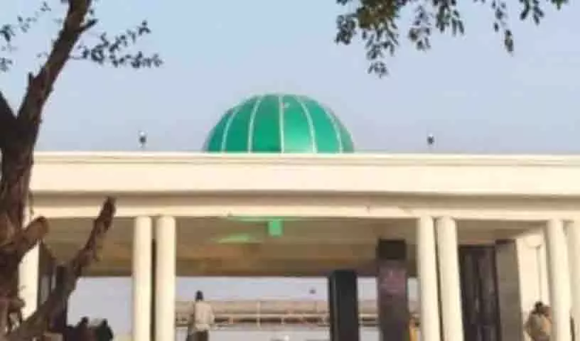 लोगों के नमाज़ पढ़ने के बाद UP रेलवे स्टेशन का डोम हटा दिया गया लोगों के नमाज़ पढ़ने के बाद UP रेलवे स्टेशन का डोम हटा दिया गया