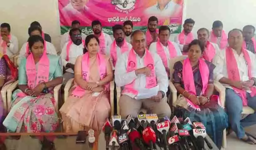 BRS ने सरकारी व्हिप पर वेमुलावाड़ा में दलित पार्षदों को नज़रअंदाज़ करने का आरोप लगाया BRS ने सरकारी व्हिप पर वेमुलावाड़ा में दलित पार्षदों को नज़रअंदाज़ करने का आरोप लगाया