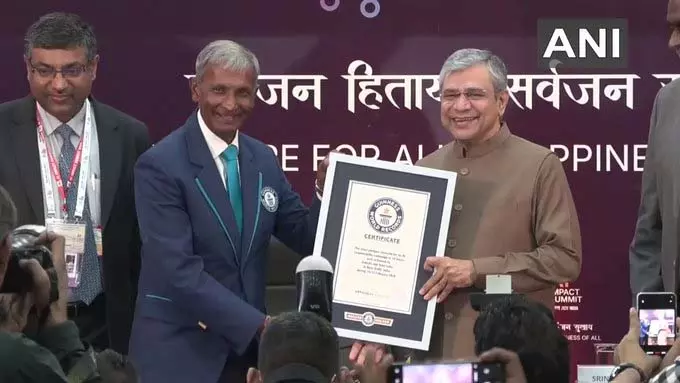 अश्विनी वैष्णव: भारत ने 24 घंटे में AI ज़िम्मेदारी अभियान में गिनीज़ वर्ल्ड रिकॉर्ड बनाया अश्विनी वैष्णव: भारत ने 24 घंटे में AI ज़िम्मेदारी अभियान में गिनीज़ वर्ल्ड रिकॉर्ड बनाया