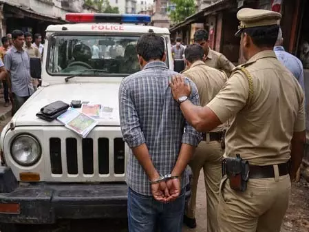 लोकल ट्रेन में बुर्का पहनकर सफर करने वाला शख्स गिरफ्तार, जीआरपी ने की कार्रवाई लोकल ट्रेन में बुर्का पहनकर सफर करने वाला शख्स गिरफ्तार, जीआरपी ने की कार्रवाई