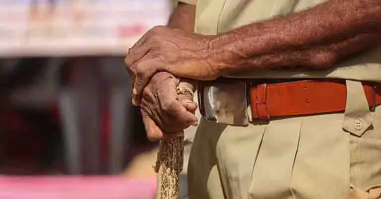 पुलिसवाला नकली पुलिसवाला बनकर jewelry लेकर गायब हो गया पुलिसवाला नकली पुलिसवाला बनकर jewelry लेकर गायब हो गया