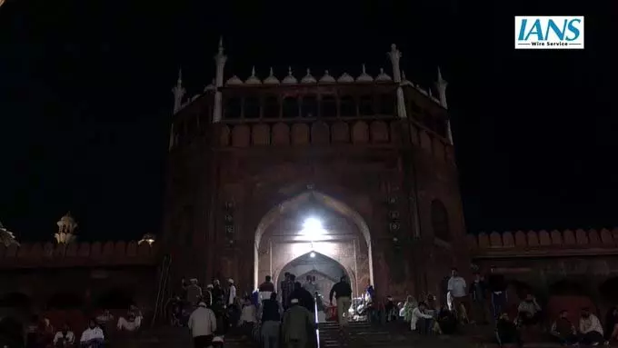 जामा मस्जिद में चांद दिखाई देने के बाद दिल्ली के बाजारों में दिखी रौनक जामा मस्जिद में चांद दिखाई देने के बाद दिल्ली के बाजारों में दिखी रौनक