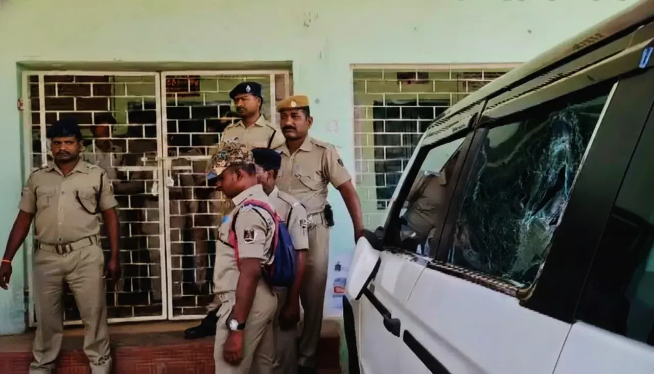ओडिशा के बोलागढ़ ब्लॉक में तबादलों की मांग को लेकर अफरा-तफरी, BDO की गाड़ी क्षतिग्रस्त ओडिशा के बोलागढ़ ब्लॉक में तबादलों की मांग को लेकर अफरा-तफरी, BDO की गाड़ी क्षतिग्रस्त