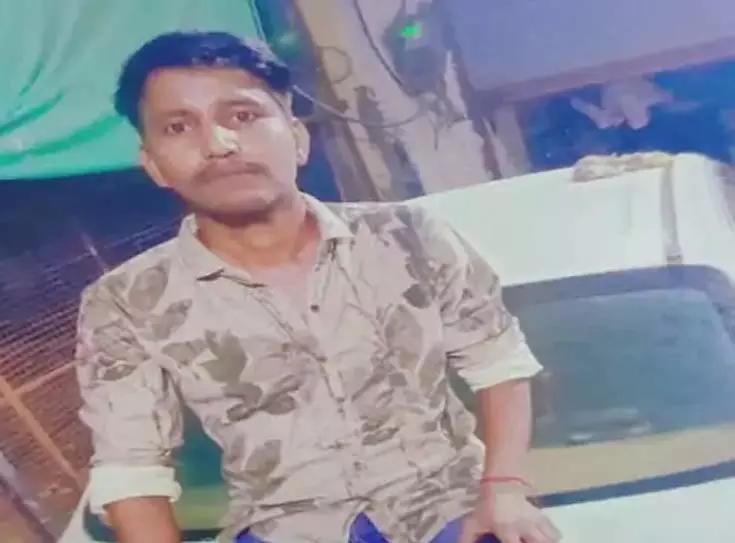 दुकान के बाहर खड़े युवक की हत्या, दोस्तों ने घेरकर पीछे से चाकू मारा, आरोपी फरार दुकान के बाहर खड़े युवक की हत्या, दोस्तों ने घेरकर पीछे से चाकू मारा, आरोपी फरार