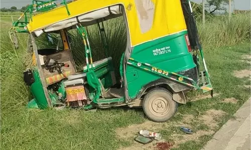 Jharkhand: स्कूल जा रहे बच्चों से भरा ऑटो अनियंत्रित होकर पलटा, छात्रा की मौत Jharkhand: स्कूल जा रहे बच्चों से भरा ऑटो अनियंत्रित होकर पलटा, छात्रा की मौत
