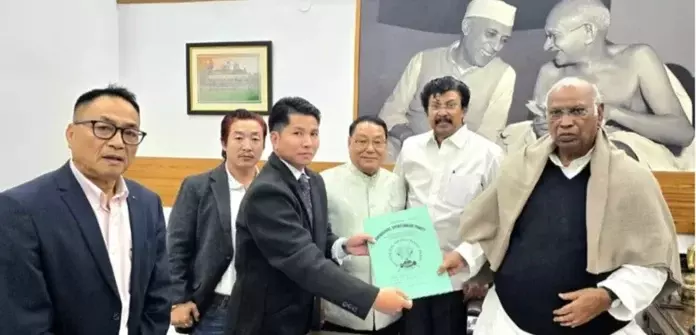 APCC के नेतृत्व वाले ADP प्रतिनिधिमंडल ने कांग्रेस प्रमुख खड़गे से मुलाकात की APCC के नेतृत्व वाले ADP प्रतिनिधिमंडल ने कांग्रेस प्रमुख खड़गे से मुलाकात की