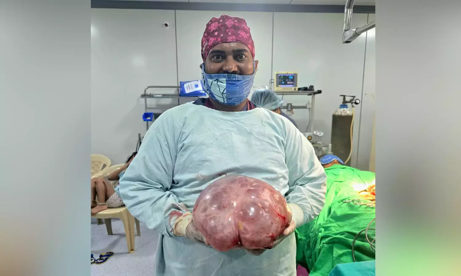 Korutla में डॉक्टरों ने रेयर सर्जरी करके 6 Kg का ओवेरियन ट्यूमर निकाला Korutla में डॉक्टरों ने रेयर सर्जरी करके 6 Kg का ओवेरियन ट्यूमर निकाला