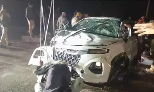 Mathura: भाई की कार लेकर निकले थे 4 दोस्त, नहर में पलटी गाड़ी