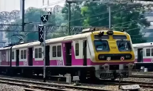 OMG! लोकल ट्रेन में महिला कोच में ये क्या हुआ...?