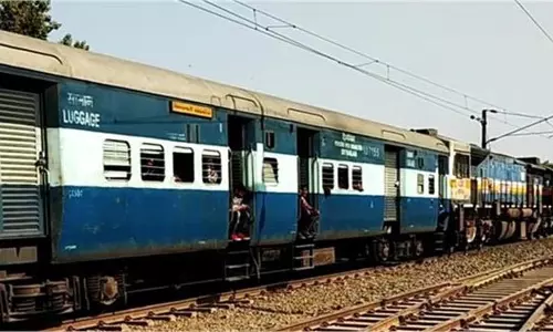 Samastipur: पकड़ा गया विदेशी फर्जी टिकट चेकर Samastipur: पकड़ा गया विदेशी फर्जी टिकट चेकर