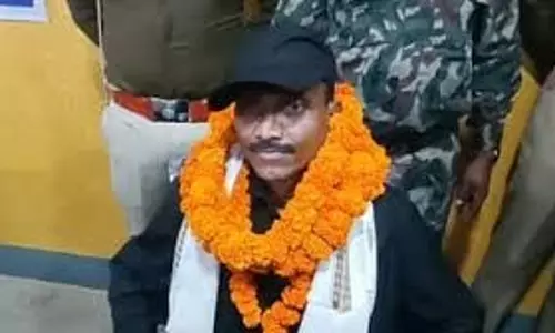 Bihar:कुख्यात नक्सली सुरेश कोड़ा ने किया सरेंडर, पुलिस को AK-47 सौंपकर मांगी माफी Bihar:कुख्यात नक्सली सुरेश कोड़ा ने किया सरेंडर, पुलिस को AK-47 सौंपकर मांगी माफी
