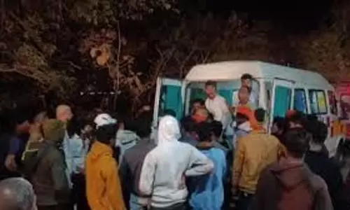 Maharashtra: शिवनेरी किले में शिवजयंती पर बेकाबू हुई भीड़, कई भक्त घायल Maharashtra: शिवनेरी किले में शिवजयंती पर बेकाबू हुई भीड़, कई भक्त घायल
