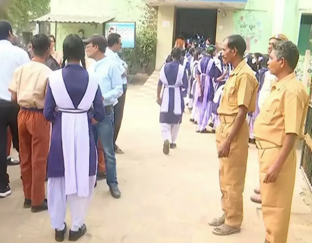 Odisha: BSE मैट्रिक परीक्षा शुरू, 3,082 केंद्रों पर 5.61 लाख से ज़्यादा छात्र परीक्षा देंगे Odisha: BSE मैट्रिक परीक्षा शुरू, 3,082 केंद्रों पर 5.61 लाख से ज़्यादा छात्र परीक्षा देंगे