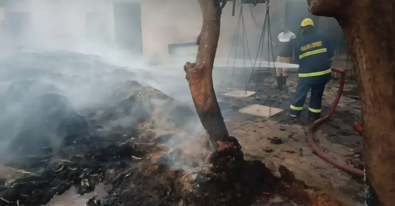 Odisha: क्योंझर के बड़बिल में व्यवसायी के घर में भीषण आग लग गई Odisha: क्योंझर के बड़बिल में व्यवसायी के घर में भीषण आग लग गई