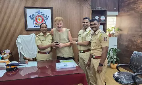 Mumbai पुलिस ने ऑस्ट्रेलियाई पर्यटक का खोया हुआ फोन और बटुआ एक घंटे में बरामद किया Mumbai पुलिस ने ऑस्ट्रेलियाई पर्यटक का खोया हुआ फोन और बटुआ एक घंटे में बरामद किया