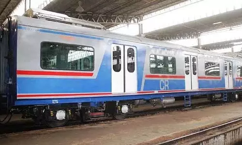 सेंट्रल रेलवे AC लोकल में यात्रियों की संख्या बढ़ी; यात्रियों ने और सेवाओं की मांग की सेंट्रल रेलवे AC लोकल में यात्रियों की संख्या बढ़ी; यात्रियों ने और सेवाओं की मांग की