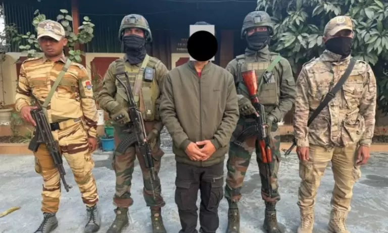 Manipur: घाटी के अलग-अलग जिलों में चलाए गए ऑपरेशन में तीन उग्रवादी कैडर पकड़े गए Manipur: घाटी के अलग-अलग जिलों में चलाए गए ऑपरेशन में तीन उग्रवादी कैडर पकड़े गए