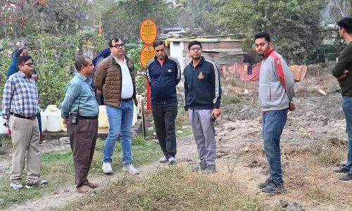 Indore : सफाई में लापरवाही पर तीन अधिकारियों का तीन दिन का वेतन कटा Indore : सफाई में लापरवाही पर तीन अधिकारियों का तीन दिन का वेतन कटा