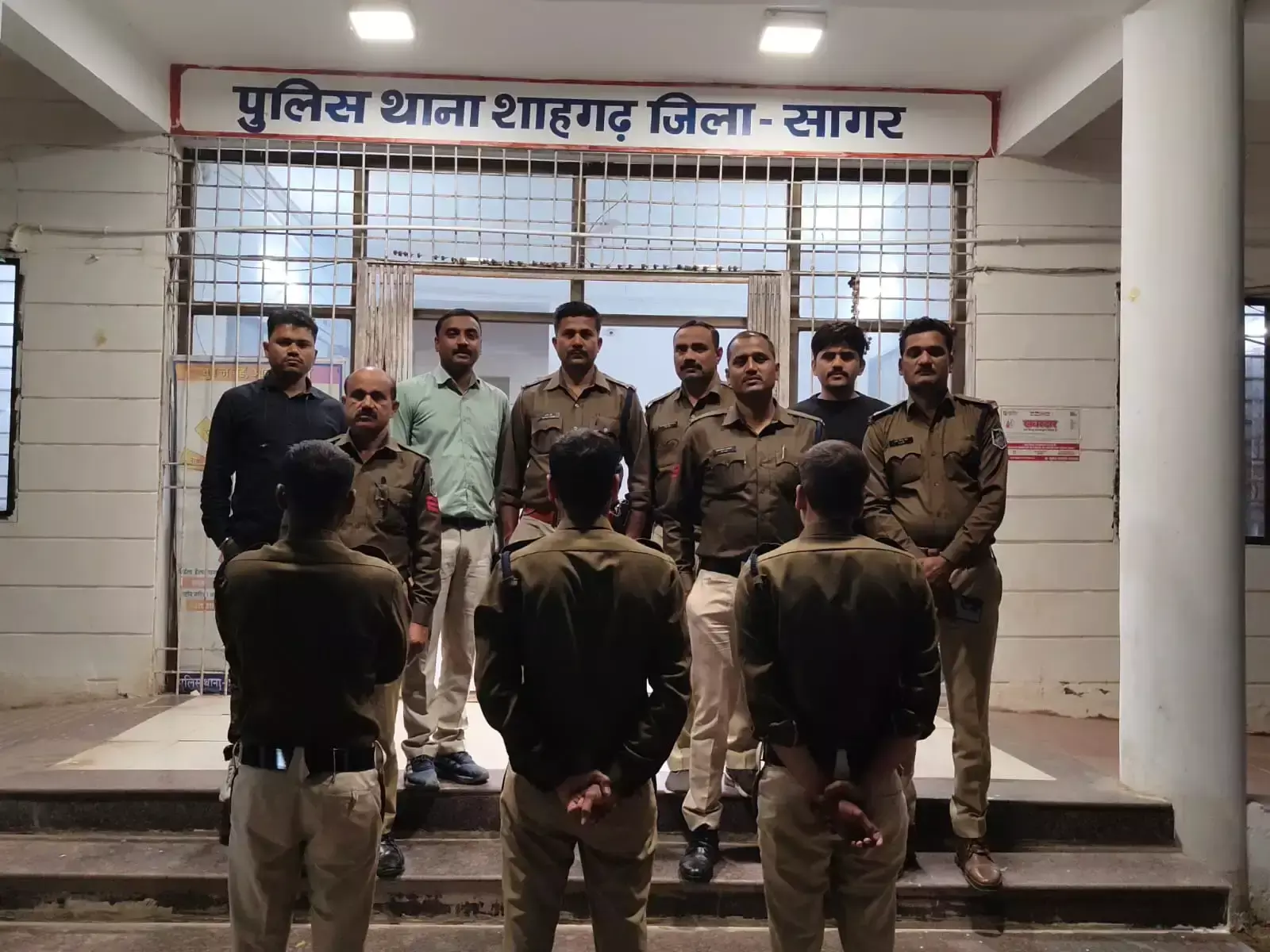 Sagar: फर्जी अधिकारी बनकर ठगी करने वाला आरोपी गिरफ्तार Sagar: फर्जी अधिकारी बनकर ठगी करने वाला आरोपी गिरफ्तार