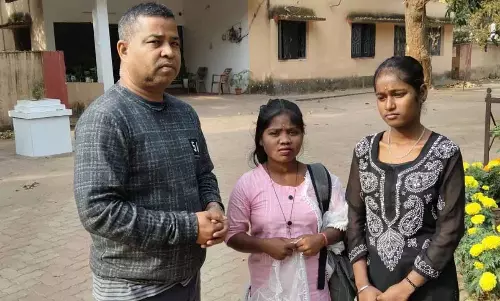 Odisha : कामाख्यानगर के सब-कलेक्टर ने दो फंसे हुए मैट्रिक परीक्षार्थियों को अपनी गाड़ी से सेंटर भेजा Odisha : कामाख्यानगर के सब-कलेक्टर ने दो फंसे हुए मैट्रिक परीक्षार्थियों को अपनी गाड़ी से सेंटर भेजा