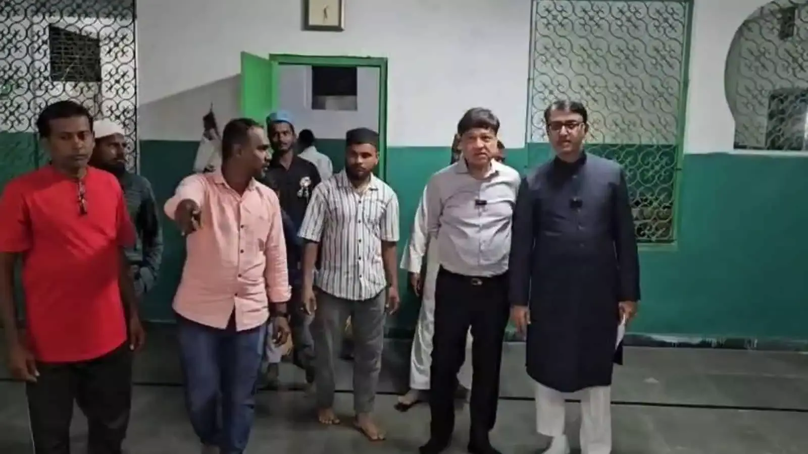 Telangana: यादाद्री में एक व्यक्ति ने क्षतिग्रस्त मस्जिद की मरम्मत में मदद की Telangana: यादाद्री में एक व्यक्ति ने क्षतिग्रस्त मस्जिद की मरम्मत में मदद की