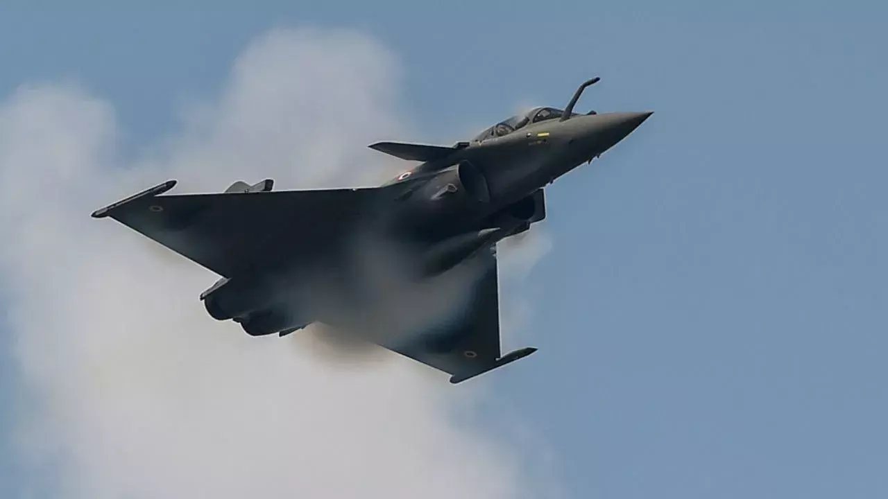 Jaisalmer: पोखरण में आयोजित एयर शो में राफेल और तेजस शामिल Jaisalmer: पोखरण में आयोजित एयर शो में राफेल और तेजस शामिल