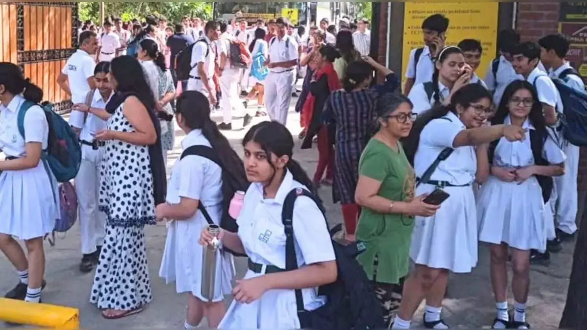 CBSE बोर्ड परीक्षा के दौरान बम की धमकी वाले ईमेल मिलने के बाद नोएडा के स्कूल खाली कराए गए CBSE बोर्ड परीक्षा के दौरान बम की धमकी वाले ईमेल मिलने के बाद नोएडा के स्कूल खाली कराए गए