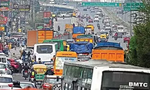 Bengaluru ट्रैफिक समस्या: हाई कोर्ट ने जल्द कार्रवाई के लिए नोटिस दिया Bengaluru ट्रैफिक समस्या: हाई कोर्ट ने जल्द कार्रवाई के लिए नोटिस दिया