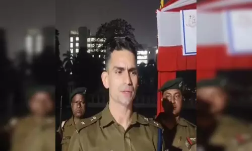विश्वविद्यालय छात्रावास में पुलिस ने की छापेमारी, नशे में आठ छात्र गिरफ्तार विश्वविद्यालय छात्रावास में पुलिस ने की छापेमारी, नशे में आठ छात्र गिरफ्तार