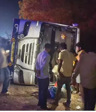 Telangana : गडवाल में आरटीसी बस पलटी, 20 यात्री घायल