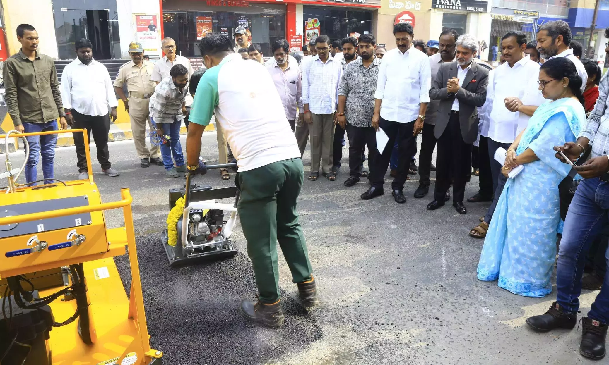 Vijayawada का ₹1.48 करोड़ का ‘रोड डॉक्टर’ गड्ढों को भरेगा एमिशन कम करेगा
