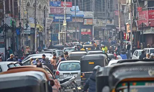 Kashmir में रमज़ान की एक शाम को बाज़ारों में रौनक
