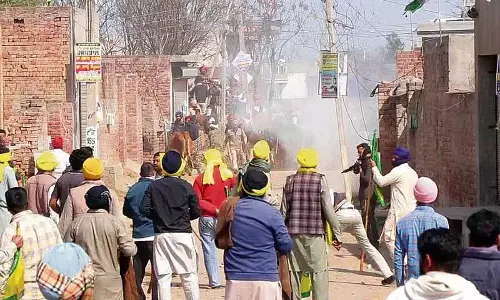Bathinda village में किसानों और पुलिस के बीच झड़प, कई घायल, 30 हिरासत में