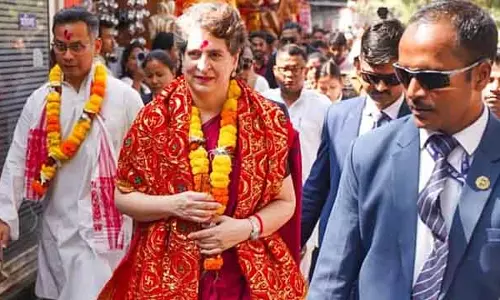 Priyanka ने कामाख्या मंदिर में पूजा की: असम चुनाव की योजनाएं तेज Priyanka ने कामाख्या मंदिर में पूजा की: असम चुनाव की योजनाएं तेज